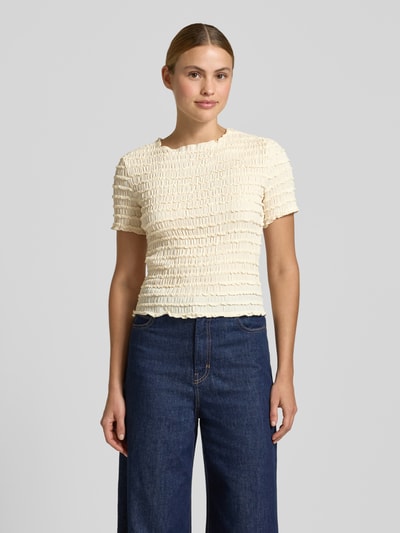 Vrouwenmodel draagt T-Shirt met structuurpatroon en ronde hals van Jake*s Collection, slim fit, crèmekleur, materiaal-mix met stretch, volledige frontale lichaamsweergave.