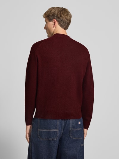 Männermodel trägt Relaxed Fit Strickpullover aus Material-Mix mit Baumwoll-Anteil von REVIEW, dunkles Rot, elastische Abschlüsse, Ganzkörperansicht Rückansicht.