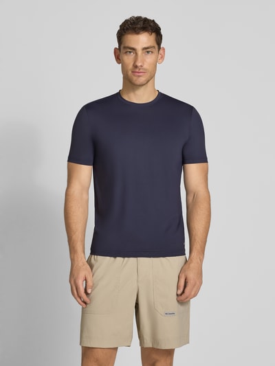 Männermodel trägt T-Shirt mit Rundhalsausschnitt Modell 'TESSUTO' von MARKUP in Dunkelblau, Nylon-Mix, Modern Fit, Ganzkörperansicht von vorne.