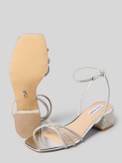 Produktfoto, Sandalette mit Ziersteinbesatz Modell 'Cerena' von Steve Madden, Damen Sandalette, Riemen mit Dornschließe, Blockabsatz, Absatzhöhe 5 cm, Farbe Silber, glänzende Oberfläche, eckige Schuhspitze, Größe 40, glatte Textur
