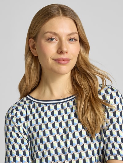 Frauenmodel trägt Regular Fit T-Shirt aus Viskose-Mix von Betty Barclay mit geometrischem Allover-Print, Rundhalsausschnitt, Nahaufnahme Oberkörper.