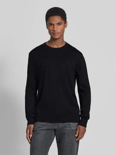Mannenmodel draagt Regular fit pullover uit zuivere katoen model 'LOUKAA' van ARMEDANGELS, diepzwart, glad textuur, Heren pullover, frontale volledige lichaamsopname.