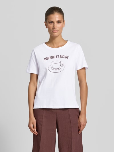 Frauenmodel trägt Damen T-Shirt mit Motiv-Print Modell 'SOBBE' von B.Young in Weiß, Reine Baumwolle, Regular-Fit, Rundhalsausschnitt, Rückenlänge bei Größe S 60 cm, Nahaufnahme Oberkörper.