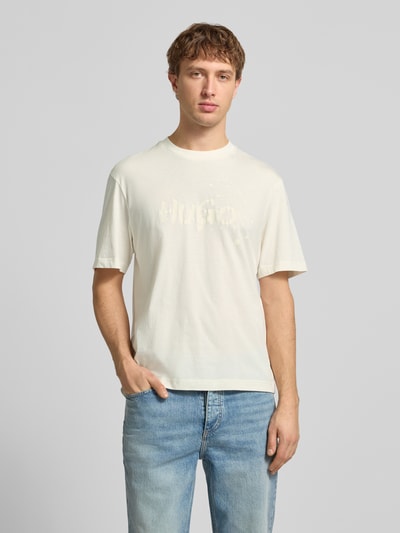 Männermodel trägt Regular Fit T-Shirt aus reiner Baumwolle Modell 'NIEROFIX_U261' von HUGO, Optik: Unifarben, Ganzkörperansicht von vorne.