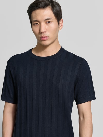 Männermodel trägt Strickshirt aus Viskose-Mix mit Rundhalsausschnitt von Lindbergh, Regular-Fit, Ripp-Optik, Nahaufnahme Oberkörper.