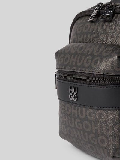 Produktfoto, Umhängetasche mit Label-Muster Modell 'QUANTIC_M_MONOSTRAP' von HUGO, Optik:Allover-Muster, Reißverschluss, Logo-Applikation aus Metall, Hauptfach, Reißverschlussfach außen, Einschubfach innen, Kreuztragegurt