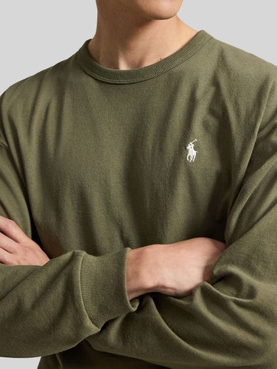 Männermodel trägt Relaxed Fit Langarmshirt aus reiner Baumwolle von Polo Ralph Lauren in Olivgrün mit Sticklogo, Nahaufnahme Oberkörper, Herren Langarmshirt von Polo Ralph Lauren