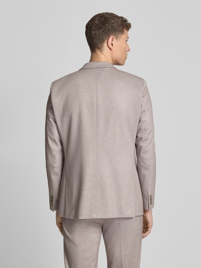 Männermodel trägt Regular Fit Anzug mit Reverskragen und Bügelfalte von Roy Robson in Beige, Material-Mix, Ganzkörperansicht Rückansicht.