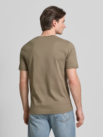 Männermodel trägt Regular Fit T-Shirt aus reiner Baumwolle von Marc O'Polo, unifarben, kurzarm, Jerseystruktur, Ganzkörperansicht Rückansicht.