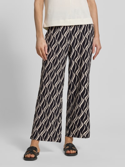 Frauenmodel trägt Culotte mit Allover-Muster und elastischem Bund von Betty Barclay, Material-Mix mit Stretch-Anteil, Loose-Fit, Nahaufnahme Unterkörper, Bundweite 38 cm, Innenbeinlänge 68 cm bei Größe 36.