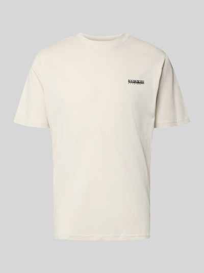 Produktfoto, T-Shirt mit Logo und Rundhalsausschnitt von Napapijri, bawełna z domieszką elastanu, krój regular fit, logo z przodu, kolor kremowy, długość tyłu w rozmiarze M: 63 cm