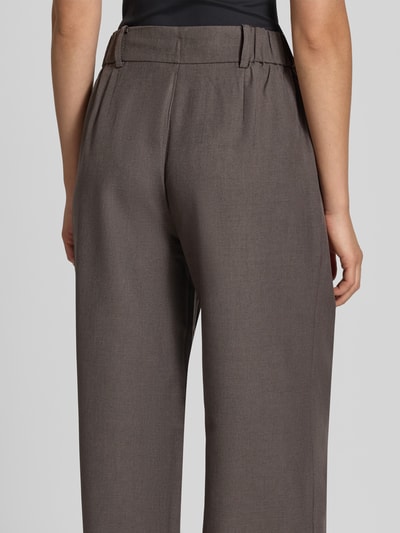 Frauenmodel trägt Weite Hose mit Eingrifftaschen Modell 'LINDA' von ONLY in Grau, glatte Struktur, Damen Weite Hose von ONLY, Ganzkörperansicht Rückansicht