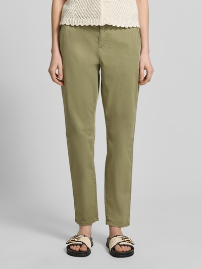 Kobiece modelka nosi Regular Fit Chino aus Baumwoll-Mix od s.Oliver RED LABEL, kolor jednolity, twill, mid waist, pasek, widok całej sylwetki z przodu.