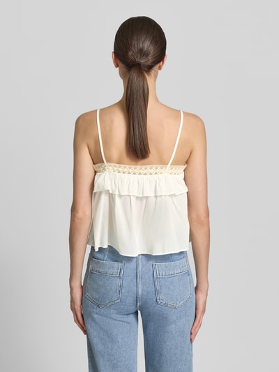 Frauenmodel trägt Blusentop mit Spaghettiträgern Modell 'TISANE' von Drykorn, Baumwoll-Viskose-Mix, Cropped, Rückenlänge 25 cm, Ganzkörperansicht Rückansicht.