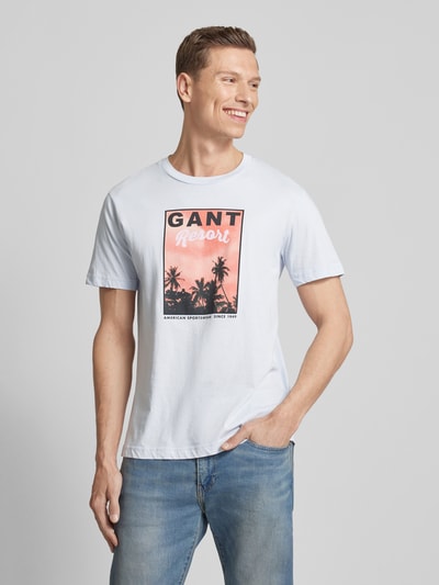 Gant T-Shirt mit Label- und Motiv-Print Hellblau 4