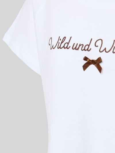 Frauenmodel trägt Pyjama mit Stitching Modell 'Wild und Wunderbar' von LOUIS & LOUISA aus reiner Baumwolle, Nahaufnahme Oberkörper.