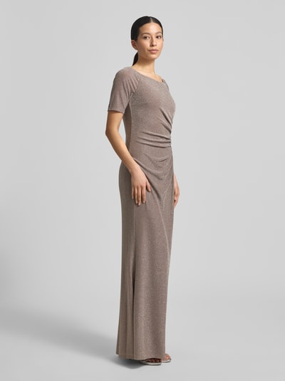 Modelka nosi sukienkę wieczorową ‘Abendkleid mit Raffungen’ od Vera Mont, mieszanka materiałów z dodatkiem streczu, taliowany krój, długa sukienka, efekt błyszczący, marszczenia, okrągły dekolt, długość tyłu w rozmiarze 38: 145 cm, szerokość w rozmiarze 38: 41 cm, długość rękawów w rozmiarze 38: 27 cm, widok całej sylwetki z przodu