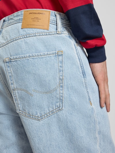 Männermodel trägt Baggy Fit Jeansshorts mit Eingrifftaschen Modell 'ALEX' van Jack & Jones in lichtblauw, katoen, detailopname achterkant, binnenbeenlengte 26 cm, taillewijdte 42 cm, herenmode.