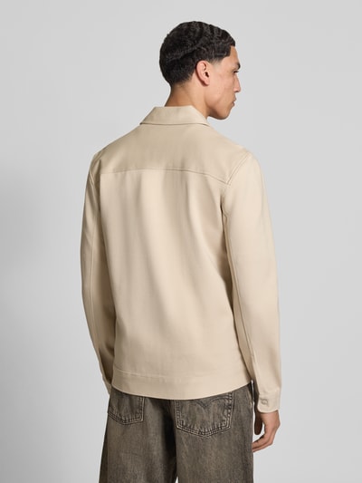 Männermodel trägt Regular Fit Hemdjacke aus Viskose-Mix Modell 'JAKES' von Only & Sons, Optik: Unifarben, Ganzkörperansicht Rückansicht.