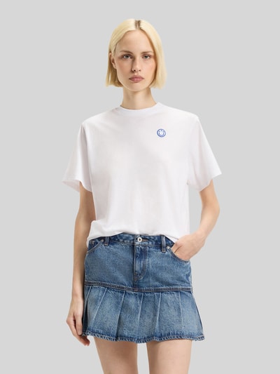 Frauenmodel trägt Relaxed Fit T-Shirt aus reiner Baumwolle Modell 'VINTAGE TEE_B_1' von Hugo Blue in Unifarben mit Label Patch, Ganzkörperansicht von vorne.