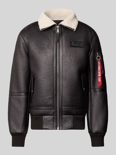 Produktfoto, schwarze Bomberjacke mit Label-Patch und Kentkragen aus Teddyfell von Alpha Industries, Strukturleder-Optik, Reißverschluss, Ärmel-Label, Eingrifftaschen, gerippte Abschlüsse, Regular Fit