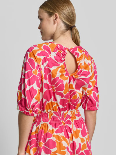 Frauenmodel trägt Midikleid im Allover-Look mit Rundhalsausschnitt von Smith and Soul, bunte Blumenfarben, Reine Baumwolle, taillierter Schnitt, Rückansicht Nahaufnahme Oberkörper.