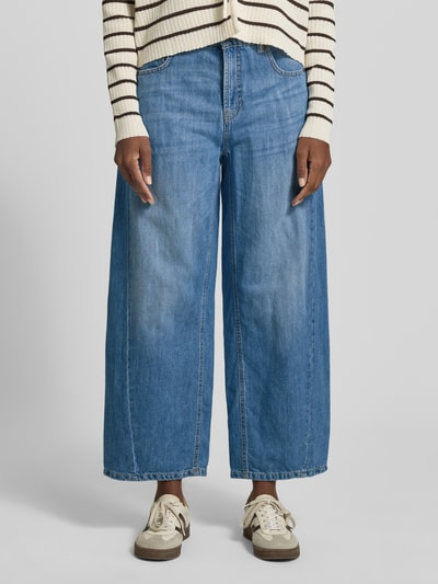 Frauenmodel trägt Barrel Jeans aus Baumwoll-Leinen-Mix Modell 'ORIA' von Cambio in Denim-Optik, Barrel Fit, Nieten, Label-Patch, 5-Pocket-Design, mittleres Blau, Ganzkörperansicht von vorne.