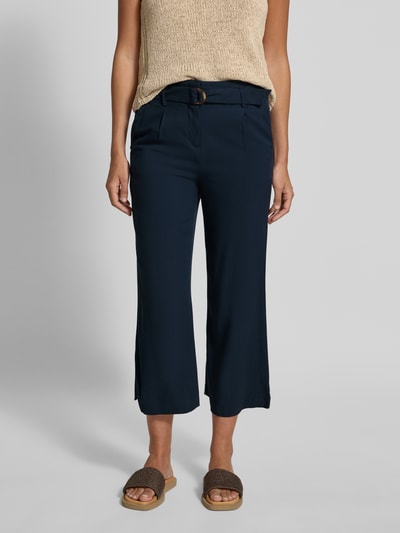 Frauenmodel trägt Culotte aus Viskose mit Gürtel von Christian Berg Woman, navyfarben, Wide Leg Fit, Nahaufnahme Vorderansicht.