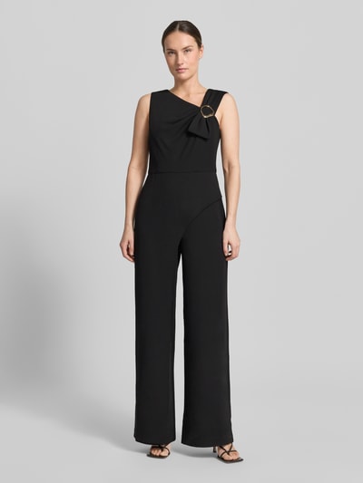 Frauenmodel trägt Jumpsuit mit Applikation von Adrianna Papell, schwarzer Material-Mix mit Stretch-Anteil, Regular-Fit, Ganzkörperansicht von vorne, Damen Jumpsuit, Träger mit Applikation, rückseitiger Reißverschluss, Rückenlänge Größe 36: 39 cm, Brustweite 42 cm, Gesamtlänge 153 cm, Innenbeinlänge 84 cm