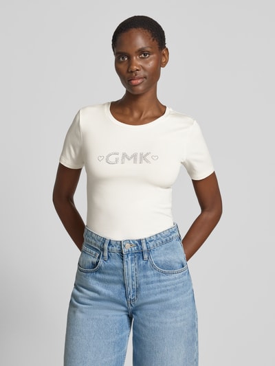 Vrouwenmodel draagt T-shirt met siersteentjes model 'Shelly' van GUIDO MARIA KRETSCHMER WOMAN, materiaalmix met stretch, slim fit, ronde hals, ruglengte maat 36: 59 cm, geheel in wit, gladde stof, vooraanzicht van bovenlichaam