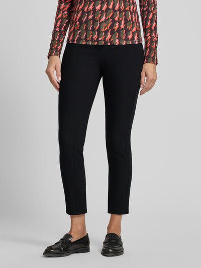Frauenmodel trägt Slim Fit Schmale Hose mit Viskose-Anteil Modell 'SILEA' von Marc Cain, unifarben, Teilungsnähte, Reißverschlusstaschen, Nahaufnahme Unterkörper.
