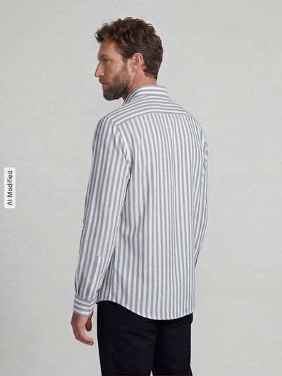 Männermodel trägt Slim Fit Business-Hemd aus Leinen-Mix mit Kentkragen von Jake*s, grau-weiß gestreift, Ganzkörperansicht Rückansicht. Herren Business-Hemd, Langarm, Sportmanschetten, durchgehende Knopfleiste, Baumwoll-Anteil, Rückenlänge 77 cm, Schulterbreite 48 cm, Ärmellänge 68 cm.