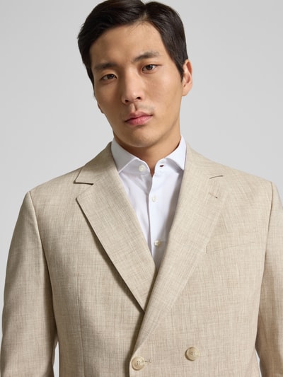 Männermodel trägt Slim Fit Sakko mit Viskose-Anteil und Pattentaschen von CINQUE, Beige, Reverskragen, Nahaufnahme Oberkörper.