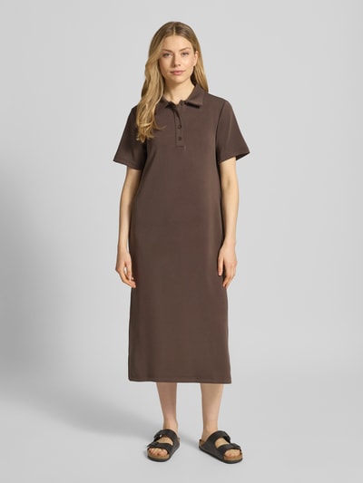 Kobiece model nosi Polokleid mit Knopfleiste Modell 'Helle' od My Essential Wardrobe, mieszanka materiałów z dodatkiem wiskozy, prosty krój, sukienka midi, brązowy, gładka faktura, listwa guzikowa, długość tyłu w rozmiarze S: 126 cm, szerokość w rozmiarze S: 54 cm, długość rękawów w rozmiarze S: 23 cm, widok całej sylwetki z przodu.