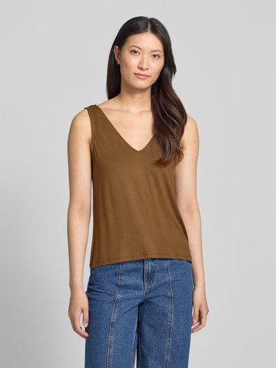 Vrouwenmodel draagt bruin regular fit top uit mix van viscose en rayon van Armedangels, dames top, glad oppervlak, voorkant, bovenlichaam close-up.