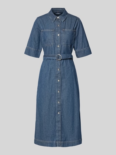 Produktfoto, Fit and Flare Jeanskleid aus reiner Baumwolle von Tommy Hilfiger in klassischem blauem Denim mit Knopfleiste, Gürtel, kurzen Ärmeln, Brust- und Seitentaschen, Logo-Stitching, hochgeschlossenem Ausschnitt, Midilänge, strukturierte Oberfläche.