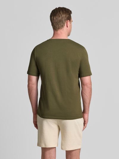 Männermodel trägt Regular Fit T-Shirt aus Baumwoll-Mix von BOSS in Olivgrün, glatte Textur, neutrale Shorts, Ganzkörperansicht Rückansicht.