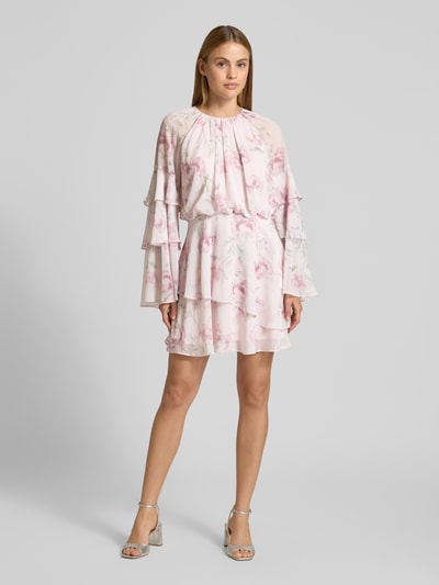 Modelka kobieca nosi Minikleid mit Volantärmeln Modell 'MAHLIIA' od Ted Baker z szyfonu, w jasnoróżowe kwiaty, krój slim fit, okrągły dekolt, rękawy z falbanami, dolna falbana, tylny dekolt z guzikiem, zamek z tyłu, długość tyłu w rozmiarze 36: 39 cm, szerokość w rozmiarze 36: 44 cm, długość rękawa w rozmiarze 36: 46 cm, widok całej sylwetki z przodu