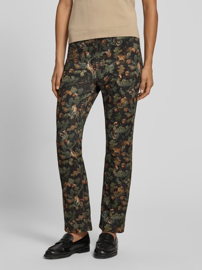 Männermodel trägt Flared Cut Hose im Allover-Look mit elastischem Bund von Marc Cain, Mieszanka materiałów z dodatkiem streczu, wzór na całej powierzchni, rozkloszowany krój, elastyczny pas, Szerokość w rozmiarze 36: 38 cm, Długość wewnętrzna nogawki w rozmiarze 36: 72 cm, Ganzkörperansicht von vorne