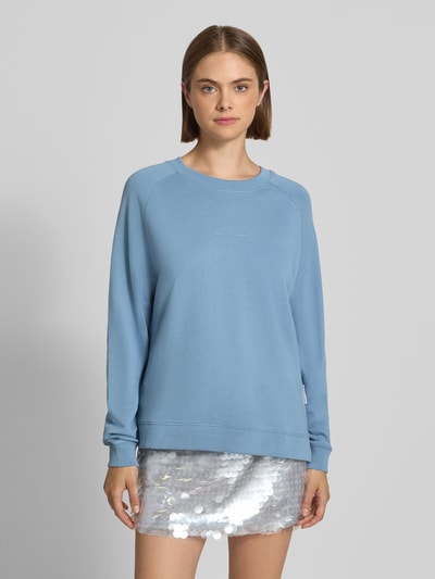 Frauenmodel trägt Regular Fit Sweatshirt aus reiner Baumwolle von Marc O'Polo in Hellblau, Damen Sweatshirt von Marc O'Polo DENIM, Ganzkörperansicht von vorne.