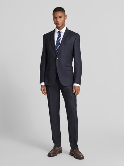 Männermodel trägt Regular Fit Businesshemd aus Baumwolle-Mix mit Kentkragen von OLYMP, Langarm, Strukturmuster, Ganzkörperansicht von vorne.