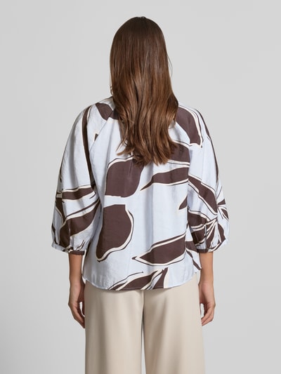 Männermodel trägt Bluse mit Rundhalsausschnitt Modell 'Faloom' von OPUS, modal-mix, loose fit, 3/4-rękaw, tylny widok całej sylwetki.