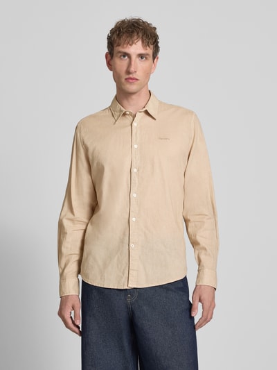 Männermodel trägt Regular Fit Freizeithemd aus Leinen-Baumwoll-Mix Modell 'PAYTON' von Pepe Jeans, Beige, unifarben, Ganzkörperansicht von vorne