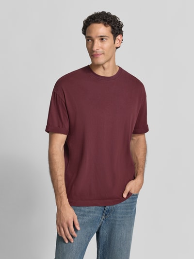 Männermodel trägt Regular Fit T-Shirt aus reiner Baumwolle Modell 'Thilo' von DRYKORN in Dunkelrot, glatte Struktur, Nahaufnahme Oberkörper. Herren T-Shirt, Rundhalsausschnitt, Rückenlänge bei Größe M 71 cm.