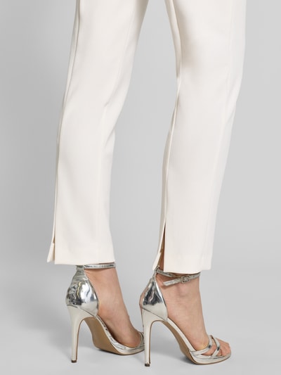 Frauenmodel trägt Hose mit Bügelfalten von Vera Mont in Creme, Material-Mix mit Stretch, Regular Fit, Detailaufnahme Rückansicht.