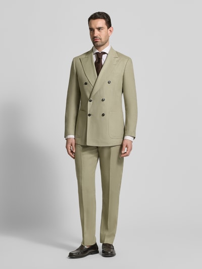 Männermodel trägt Slim Fit Sakko aus Viskose Modell 'Joachim' von Tiger Of Sweden in hellem Beige, Reverskragen, Knopfverschluss, Ganzkörperansicht von vorne.