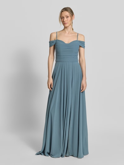 Frauenmodel trägt Maxikleid im Off-Shoulder-Look mit Gehschlitz von Mascara in A-Linie mit Drapierungen, Rückenlänge 128 cm, Brustweite 33 cm, Ganzkörperansicht von vorne.
