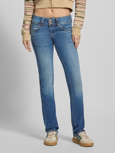 Frauenmodel trägt Skinny Fit Jeans aus Baumwoll-Mix Modell 'GEN' von Pepe Jeans, mittlere Bundhöhe, Denim, Unifarben, Ganzkörperansicht von vorne.