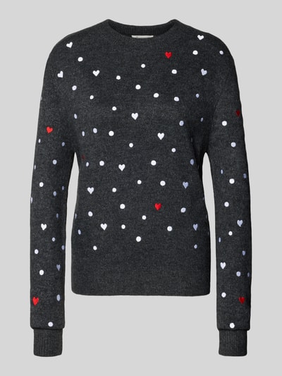 Produktfoto, Regular Fit Strickpullover mit Stickereien von Tom Tailor Denim aus dunkelgrauem Strick, unifarben mit roten und weißen Herz-Applikationen, gerippte Abschlüsse, Crew Neck, Langarm