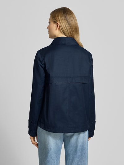 Frauenmodel trägt Jacke mit Umlegekragen und Eingrifftaschen von Gil Bret aus Baumwoll-Mix in Dunkelblau, Regular-Fit, Rückansicht Ganzkörperansicht. Rückenlänge 65 cm, Schulterbreite 40 cm, Brustweite 49 cm, Ärmellänge 65 cm bei Größe 36